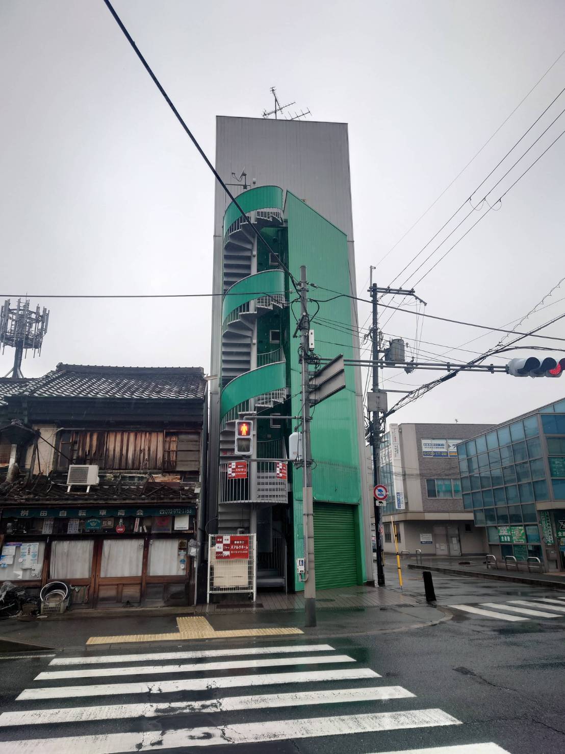 1棟ビル外観